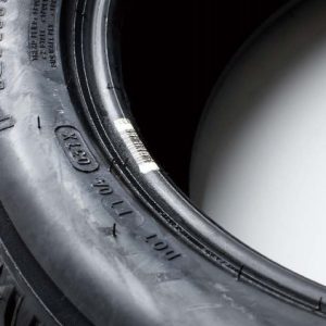 汽车轮胎硫化标签： 必须耐高温硫化工艺，保证条码或二维码在硫化后仍清晰可识别。