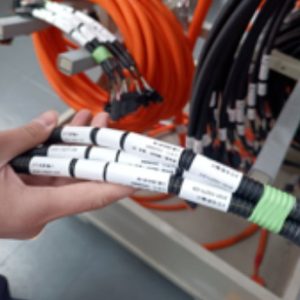 汽车高压线束标签： 需耐高温、抗磨损、具绝缘与防电击性能，并保持警示标识长期清晰。